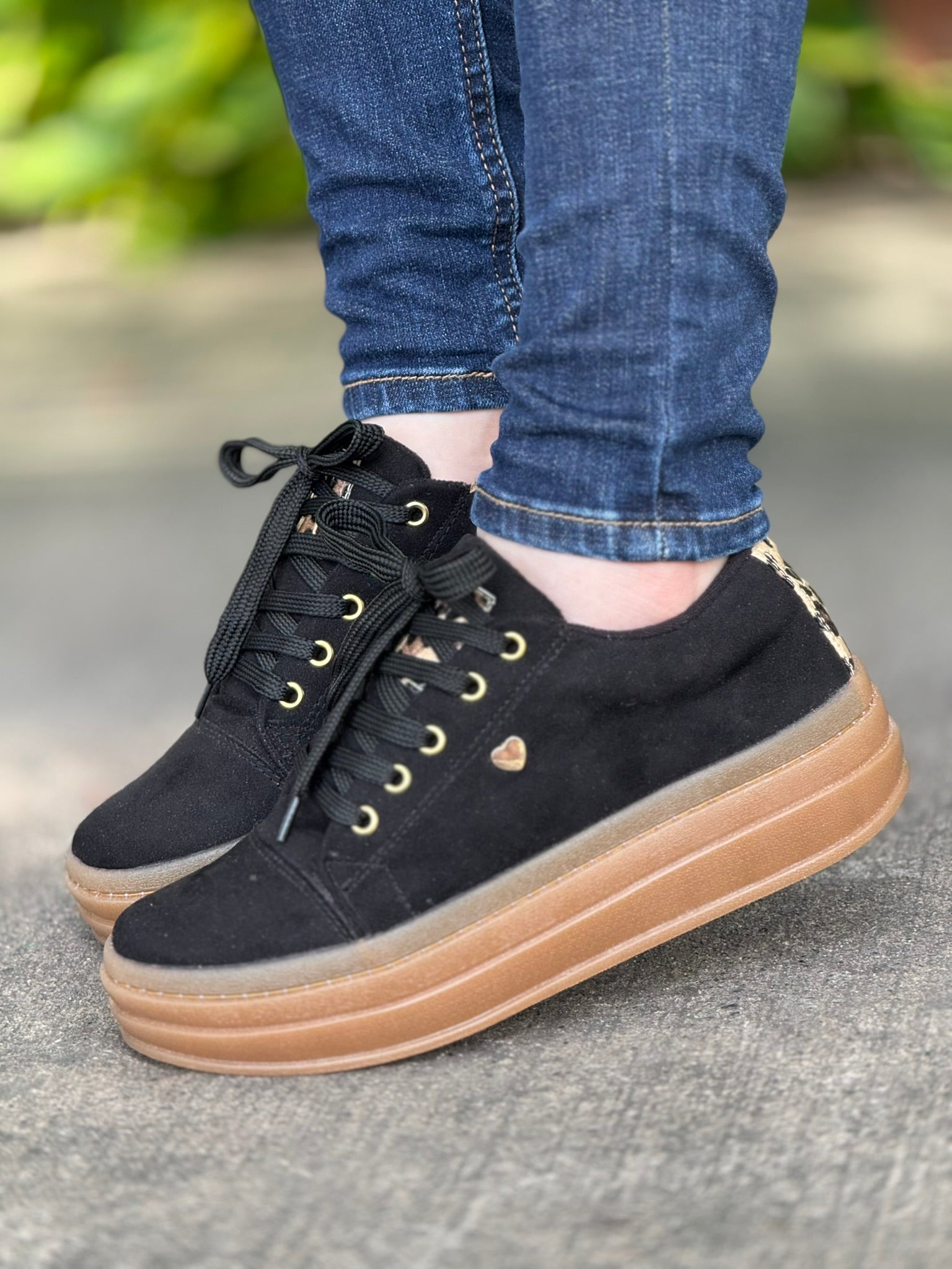 gid://shopify/MediaImage/41238683812129